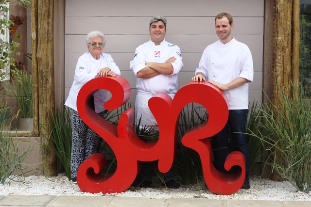 Yêda Rocha, dama da gastronomia alagoana ao lado do seus seguidores, seu neto Serginho Jucá e o amigo Felipe LacetSerginho Jucá e Felipe Lacet são os chefs proprietários do Sur, gastronomia alagoana criativa. Premiados, eles criaram o Belisque Alagoas para reunir os chefs e promover os talentos e sabores alagoanos.