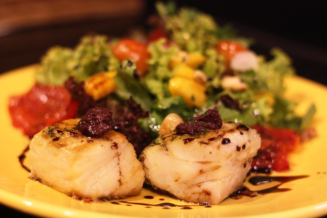 Salada de bacalhau com molho de azeitonas