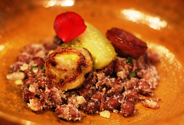 Amendoim com farofinha de castanha, com destaque para o picles de maxixe