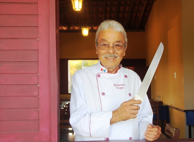 Chef Elias com uma de suas facas afiadas