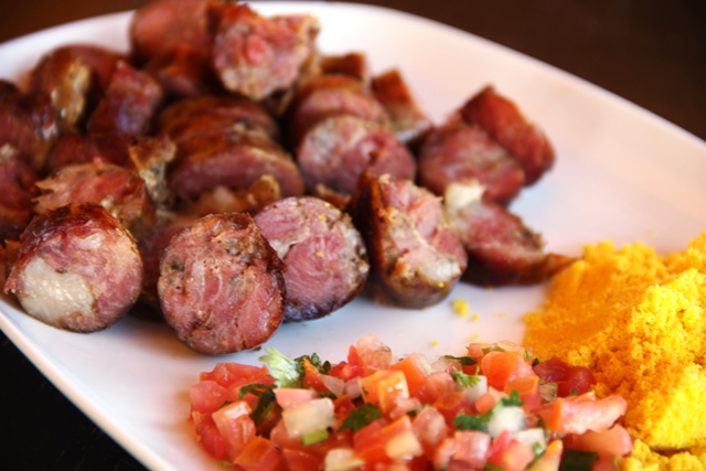 Linguiça com farofa e vinagrete, o bom começo no Trapiá