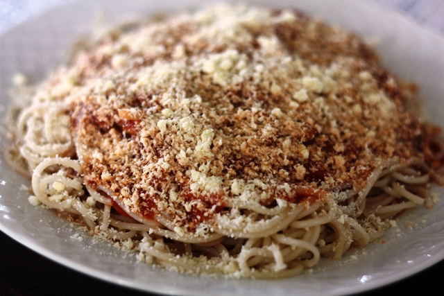 Na época o macarrão não tinha nem marca, era o de saquinho plástico e o molho é de extrato tomate, tudo muito simples