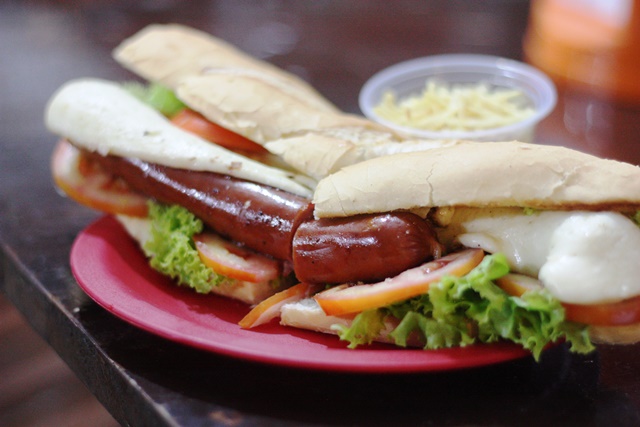 anduíche Caminito, de linguiça picante e queijo coalho ou mussarela. Simples e bom