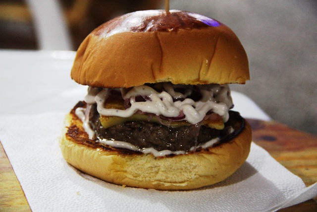 Duroc, com picanha suína com queijo coalho e emulsão de queijo gorgonzola e couve crisp