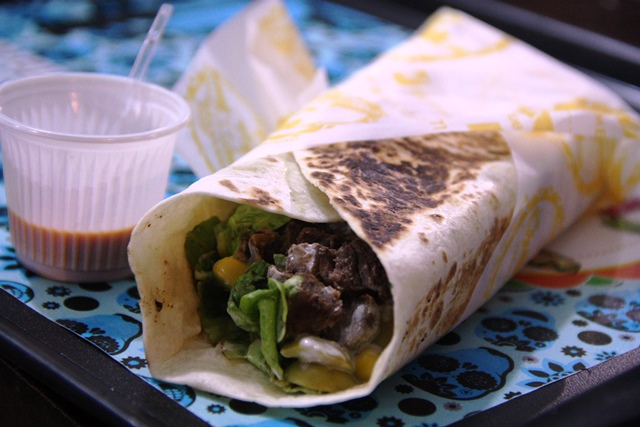 Burrito Luiz Miguel: carne, legumes e temperos. 