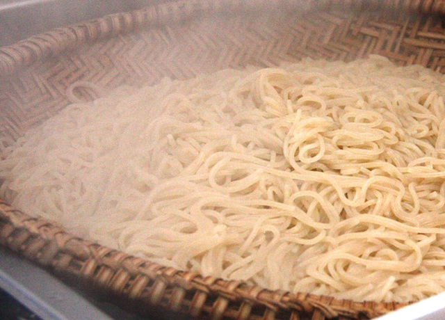 Macarrão comum na urupema (peneira)