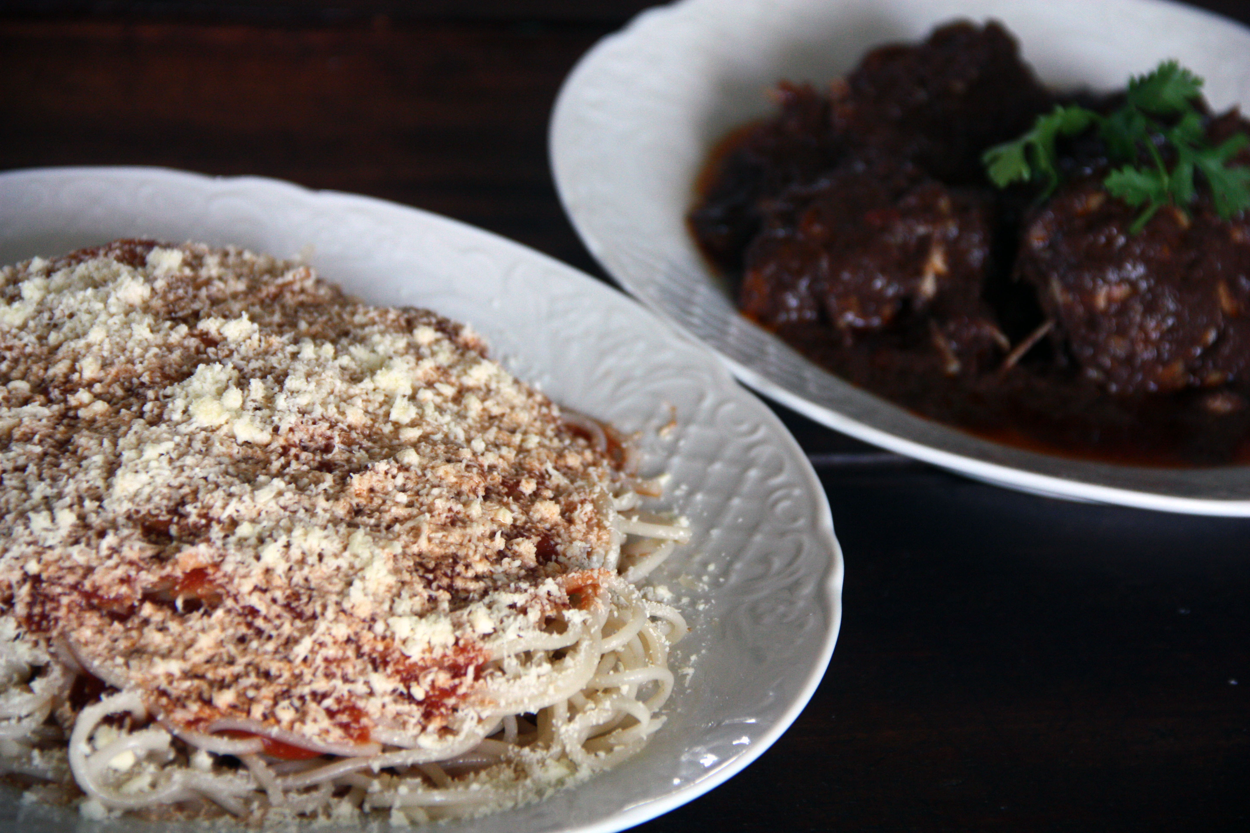Galinha ao molho pardo, sucesso da macarronada do Edson