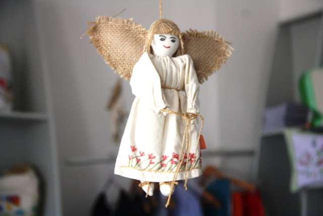 Anjo de pano bordado da Associação Pontos e Contos de Penedo