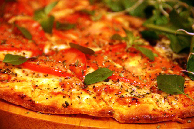 Pizza caprese com manjericão