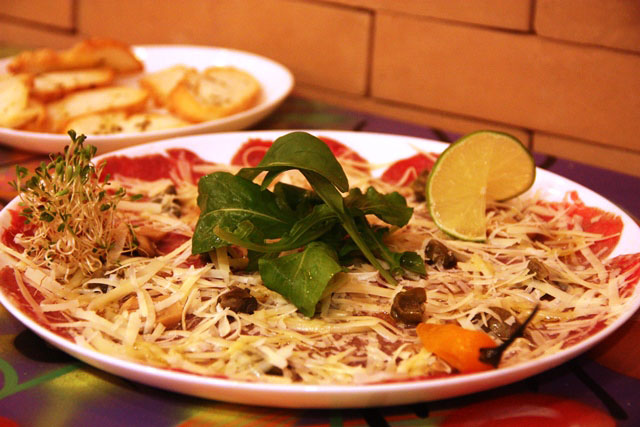 Elegância do carpaccio rústico de filé mignon