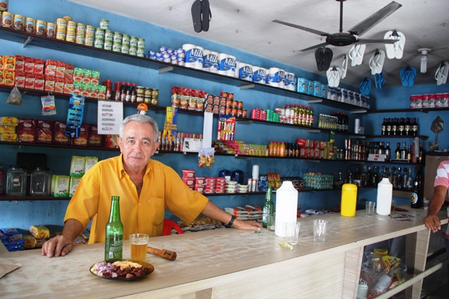 Zé Baixinho no seu Mercado Central, no bairro do Poço. 46 anos de sucesso