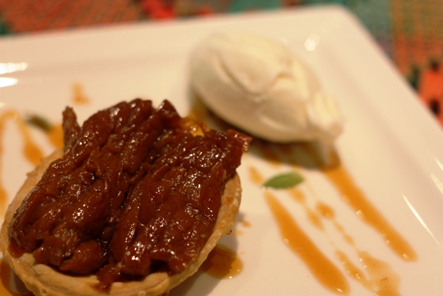 Delicado - Doce de caju numa cesta de massa folhada e sorvete de manteiga de garrafa