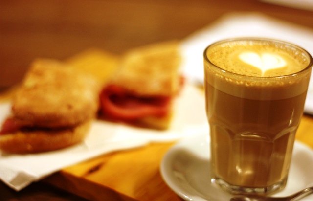 Solidariedade: Desenho de coração no café com leite e para acompanhar pão, queijo e mortaleda