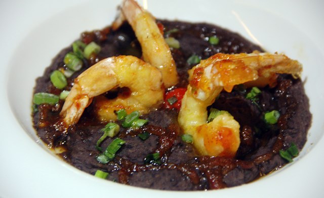 Mar Negro: camarões na papa de feijão preto