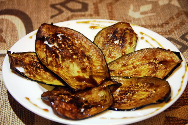 Berinjela crocante com fios de mel de engenho e flor de sal
