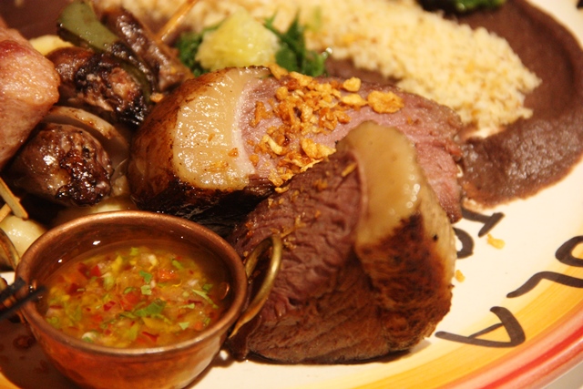 Produção da cozinha do Divina Gula: Boi lambão (na bacia) e a carne do sol de picanha dos Deuses