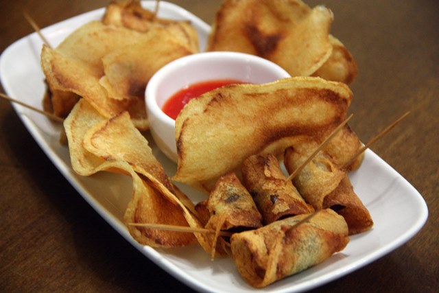 A linguicinha pimentinha de búfalo, enrolado em batatas inglesas chips