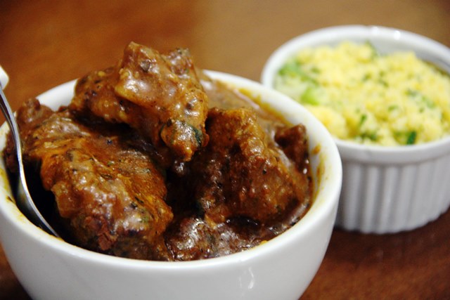 Carneirinho dos bons, e a farofa de cuscuz é divina