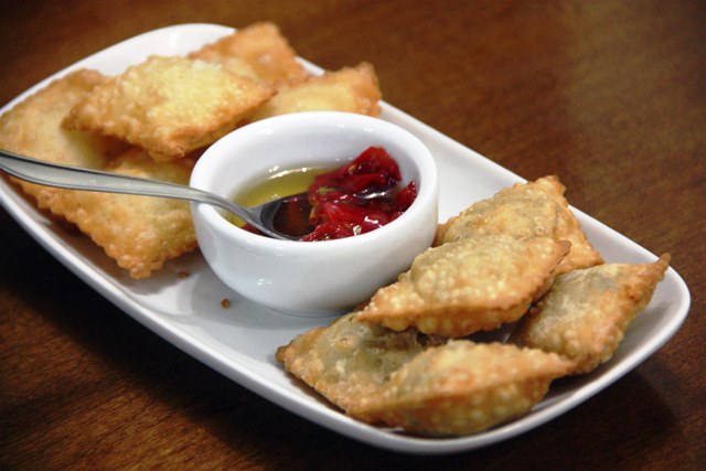 Pasteizinhos quadrados, versões de carne, siri e queijo