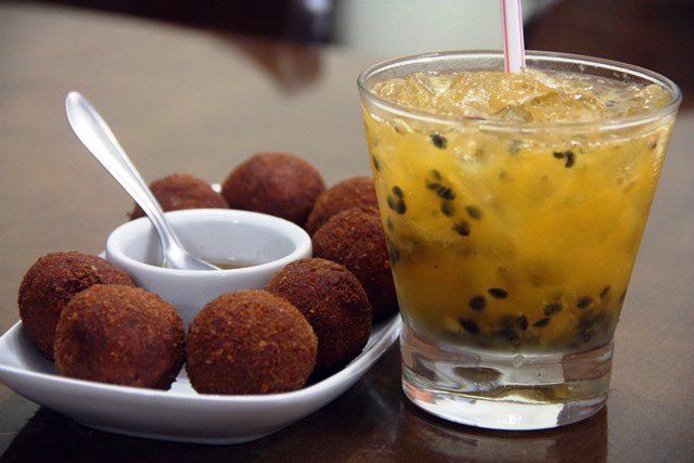 Bolovo (bolinho de ovo de codorna) com caipifruta de maracujá