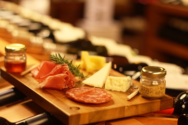 Tábua de frios da Grand Cru tem queijo de cabra