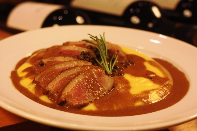 Peito de pato no molho francês de pimentas (ao proive) com purê de mandioquinha 