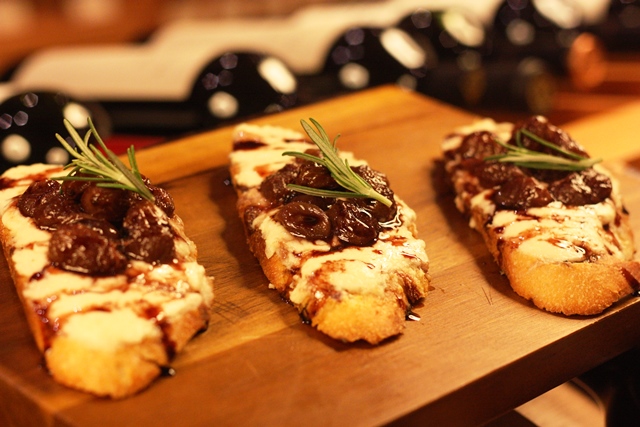 Bruquestas de queijo de cabra com uvas reduzidas ao vinho do Porto. 