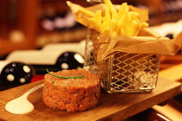 Steak tartar (carne crua picada), tradição da culinária francesa