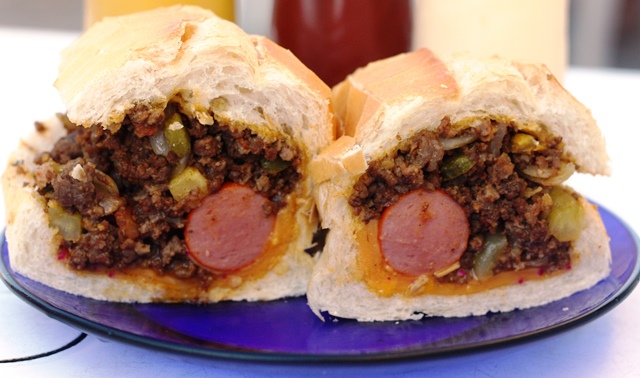 cachorro-quente com o mesmo padrão de qualidade: carne molhadinha, bem temperada, e no pão francês do dia.