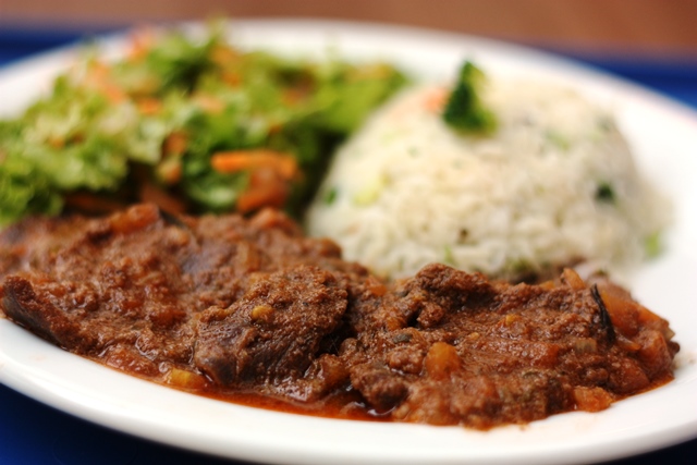 Bife da vovó é a tradicional carne guisada servida no próprio molho. Tempero caseiro e bom. No almoço do Montagu's do shopping, o cliente tem direito a escolher dois acompanhamentos e um molho.