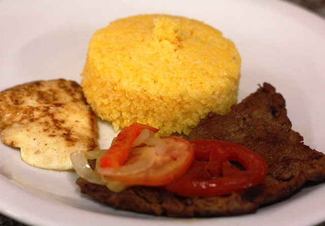 Cuscuz com carne e queijo coalho