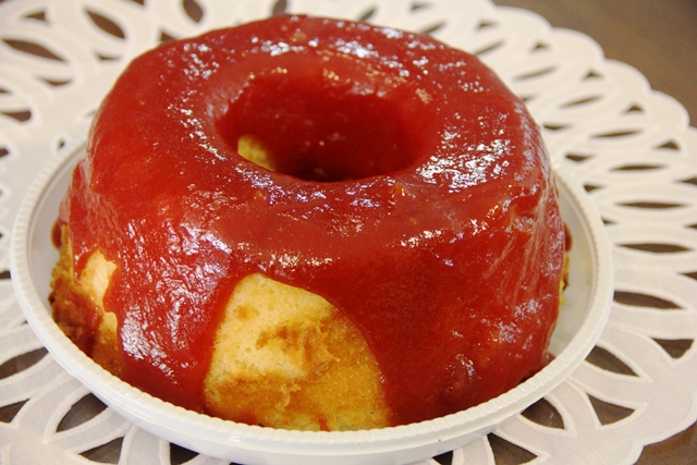Lembranças da Vó Onira: Bolo branco com cobertura de goiaba,
