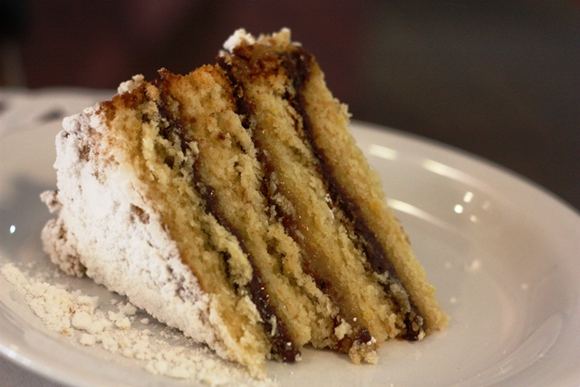 bolo com brigadeiro de chocolate preto e branco, não é muito doce e a textura é leve. A farinha e o leite condensado são zero de glúten e de lactos