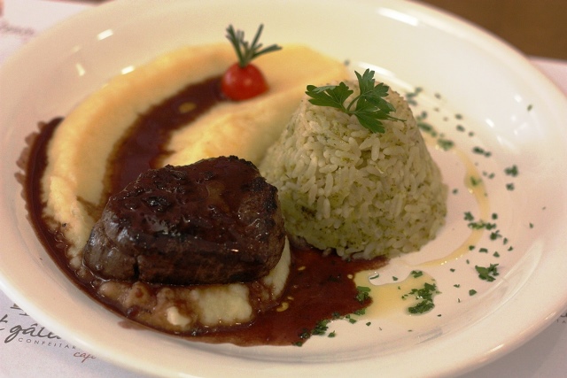 Filé ao vinho com purê batata e arroz de brócolis 