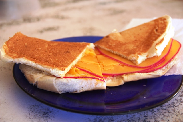 Sanduíche de queijo do reino é um dos queridos da lanchonete
