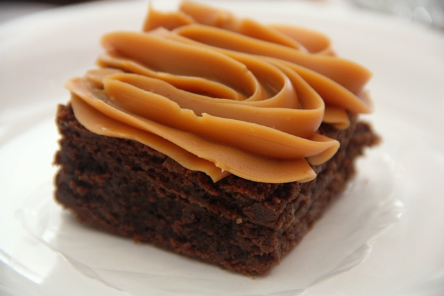 Brownie com cobertura de doce de leite
