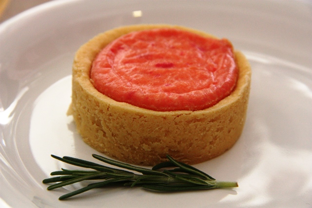 Quiche salgado com massa preparada com manteiga