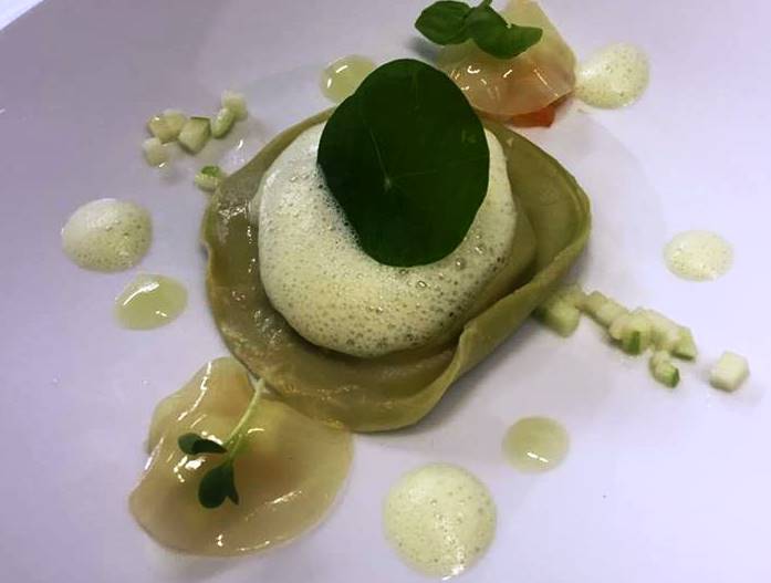 Gastronomia com arte: raviolli invertido com molho de queijo de ovelha e recheio de manjericão. Aula prática sobre projeto de restaurante monocromático