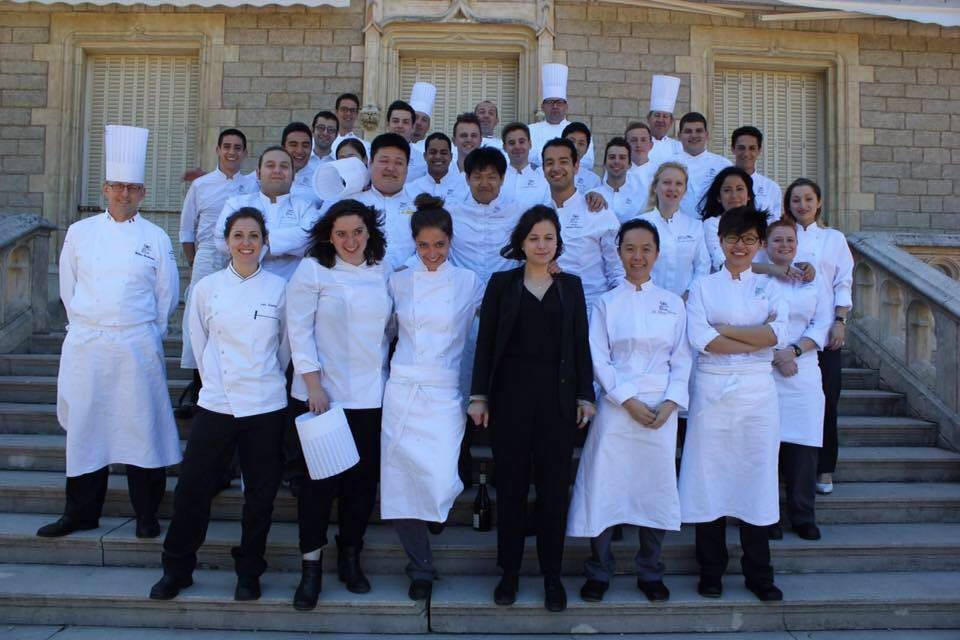Vitor na formatura com sua turma em Lyon 
