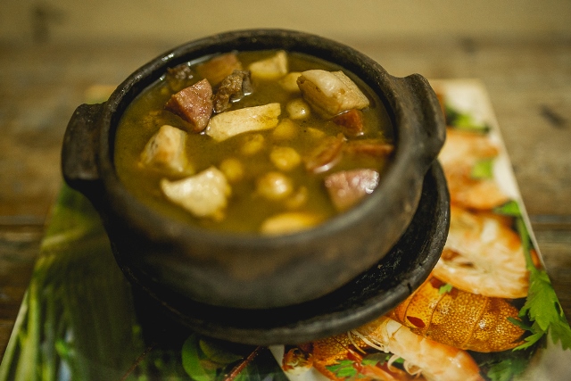 “puchero”, um caldo picante cozido com cortes de carnes bovinas, suínas, aves e grão de bico