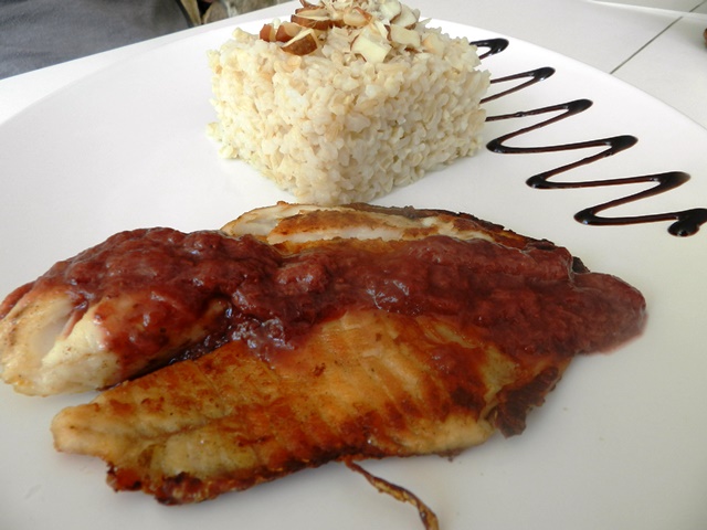 Filé de tilápia ao molho de frutas vermelhas e pimentas com arroz de coco