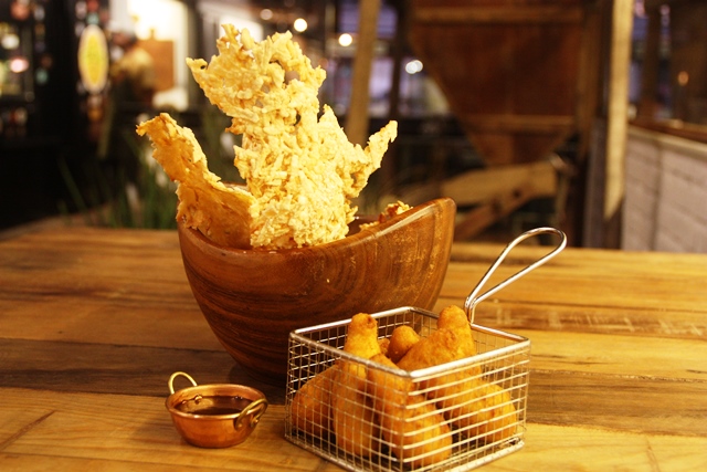 Torresmo de macaxeira criação do chef Vitrola em breve entra em cartaz no Divina Gula. Já a coxinha caipira do chef André é nota 10