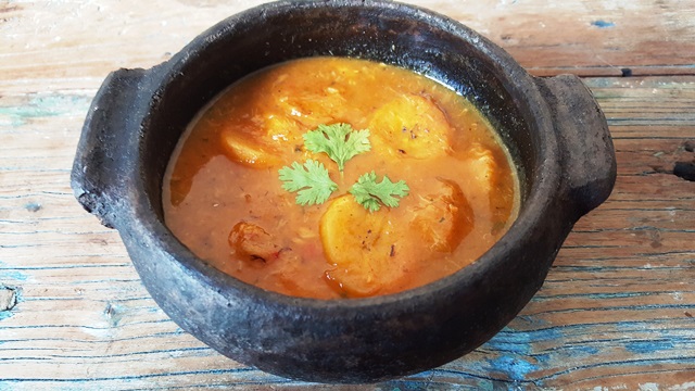 Amei: Moqueca de banana no caldo de peixe