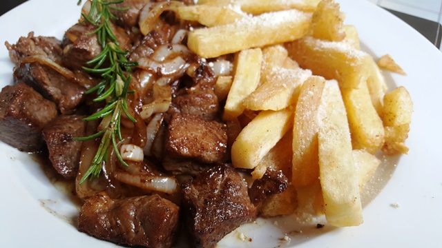 Carne de sol (produção do Bar do Cação) com macaxeira ou batatas fritas