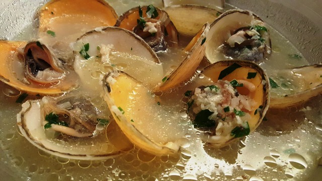 Lambretas no próprio molho incrementado no vinho branco