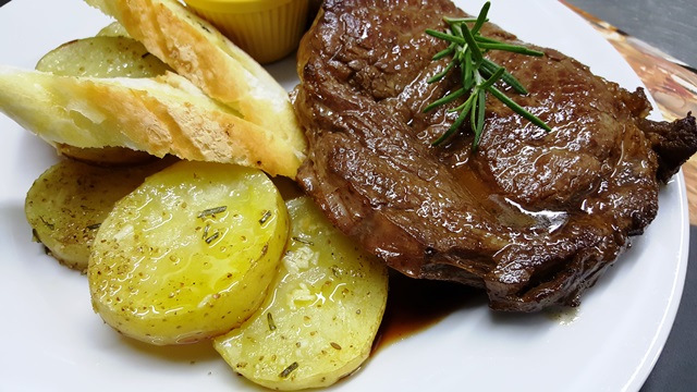 As fatias de pão, batatas apenas no sal, azeite e ervas