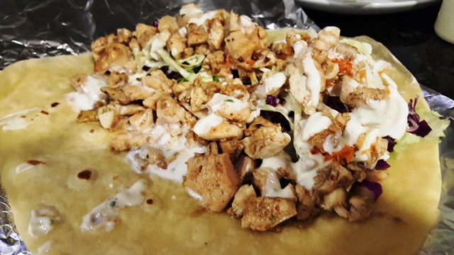 O sanduíche antes da carne suína ser enrolada no pão árabe aberto