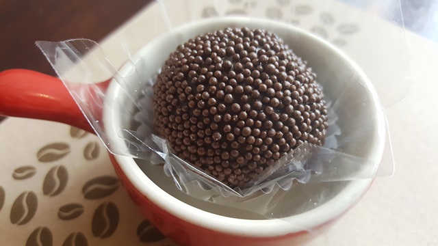 Brigadeiros tem de vários sabores. A textura não é mole, mais consistente, difícil saber qual sabor provar
