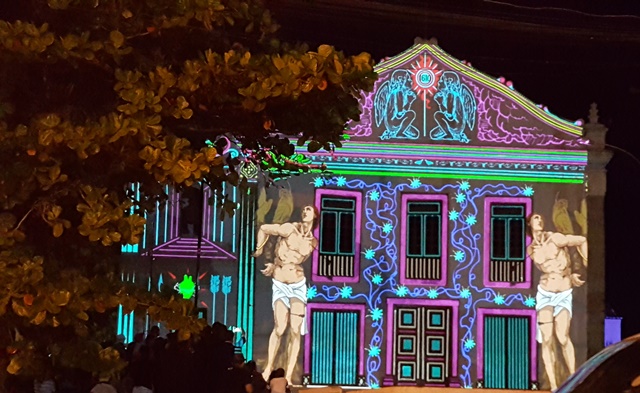 Imagens de santos na igreja histórica de Porto Calvo