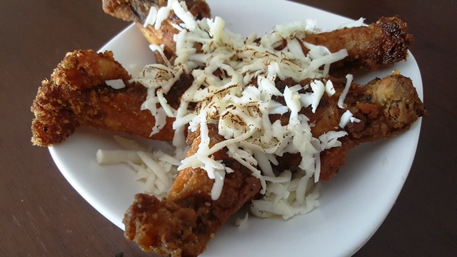 As coxinhas de asa, bem sequinhas e polvilhadas com queijo